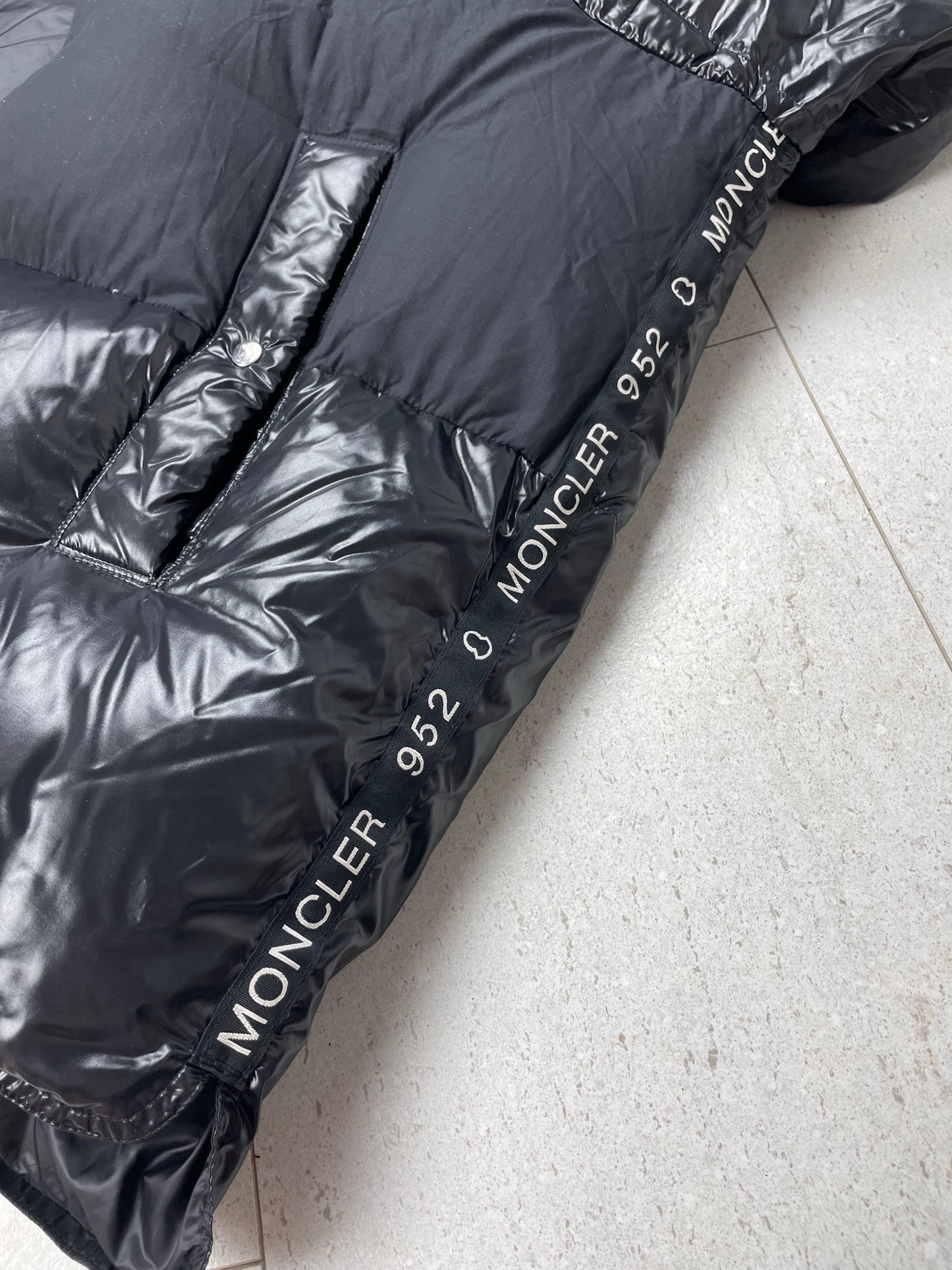 Moncler Aynard Down Jacket ~ Size 4 (large)
